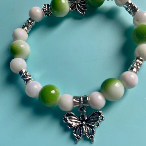 Handmade bracelet with beads and dangling butterfly charm - Picture 4 of 9